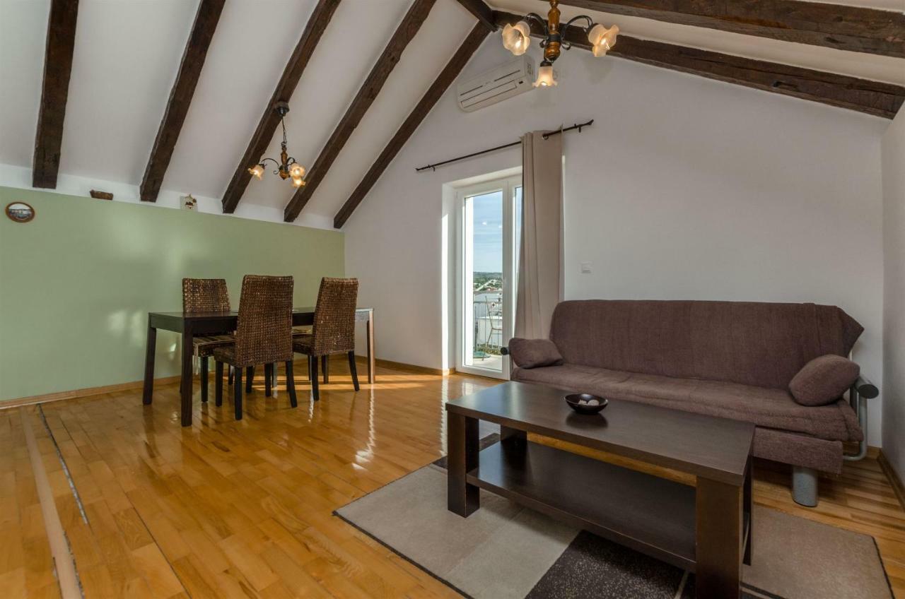 Apartments Renata Primosten Exterior photo