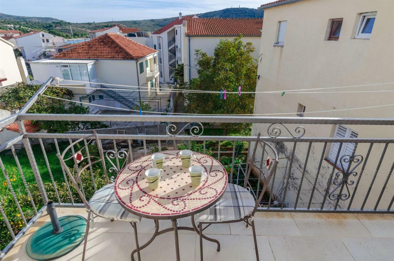 Apartments Renata Primosten Exterior photo